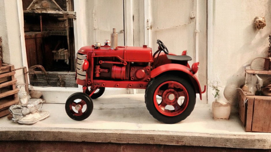 Red Metal Tractor Ornament 17cm 🚚